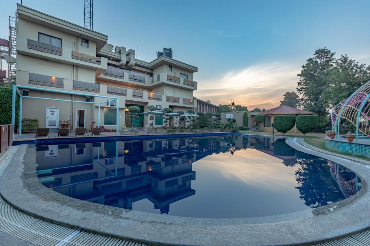 Downtown Resorts Nh8 Dharuhera Exterior photo